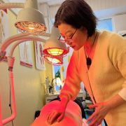 Jie Zhao antaa hoitoa